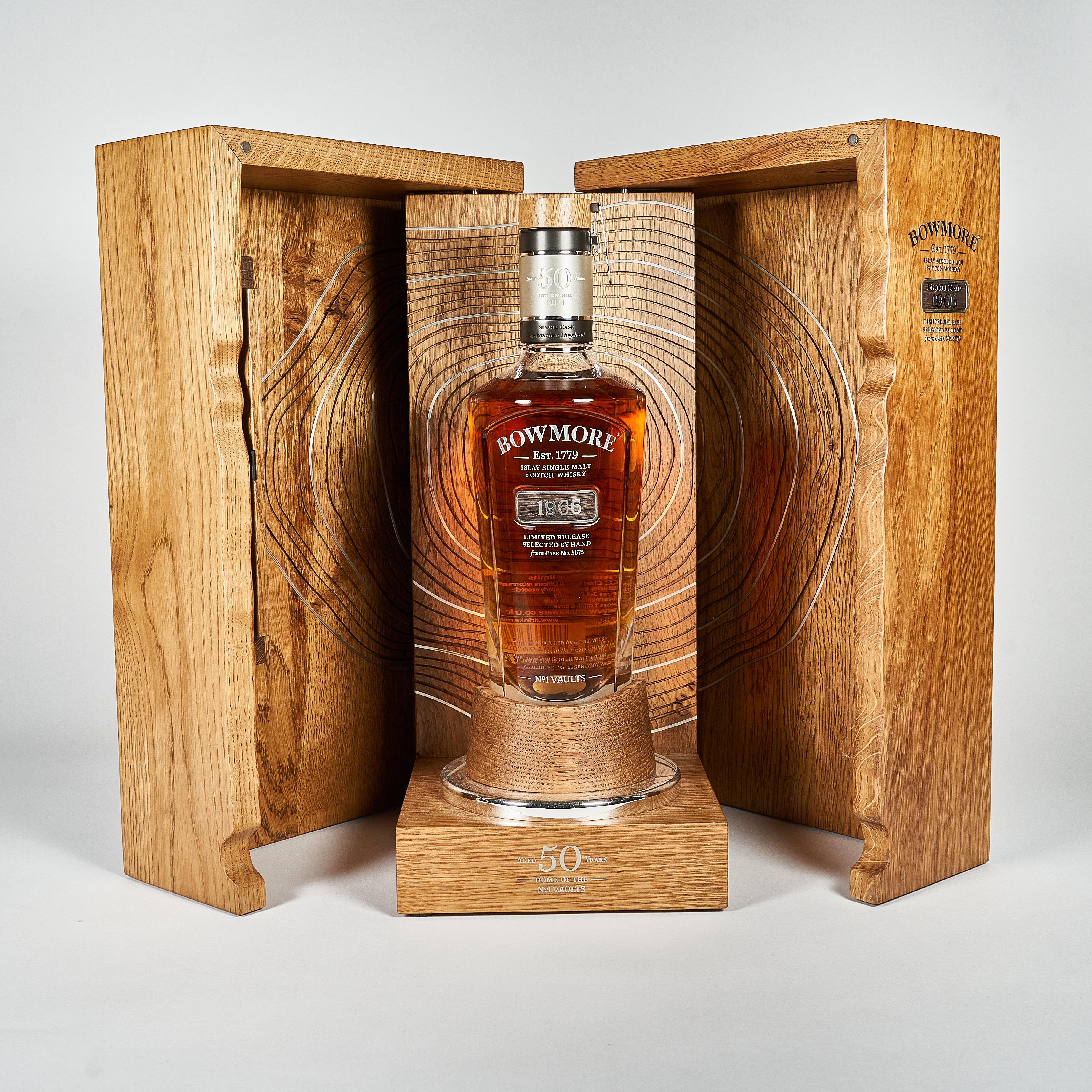 The Bowmore 50yo 1966 700ml 1/74 made. | Collezione New York